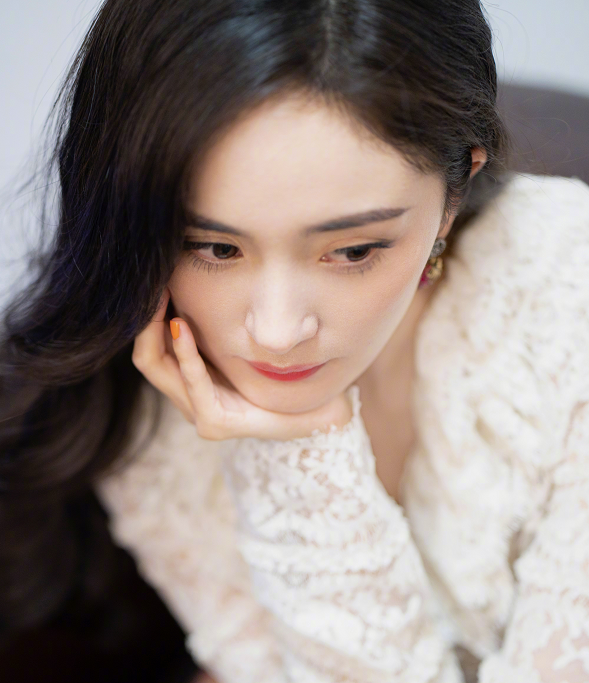 杨幂|有种美甲叫杨幂，明明和衣服一点不搭，却还是想截图做同款！