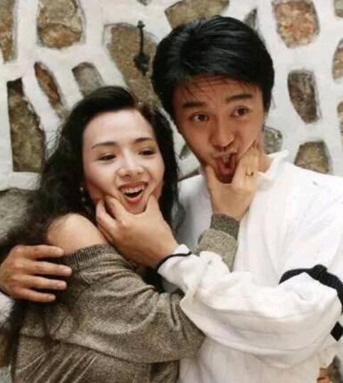 「周星驰」被周星驰封杀的两位女星，前者乖乖退圈，后者让周星驰损失近千万