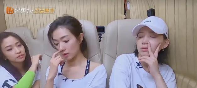 万茜|万茜的飘和她的做作能平级了，现在黄龄和李斯丹妮都皱眉不搭理她