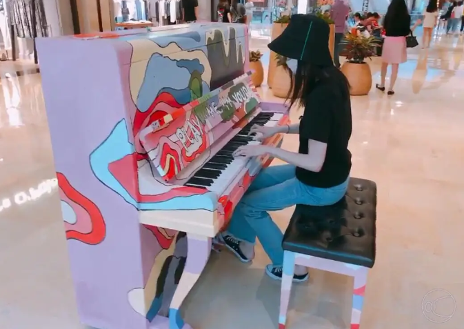 有种“低调”叫郑爽！弹13年钢琴从不炫耀，一双“钢琴手”惊艳全网