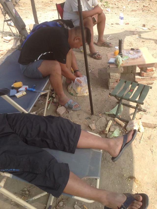 「」一家渔具店，却天天人满为患，谁知道到底是因为什么？