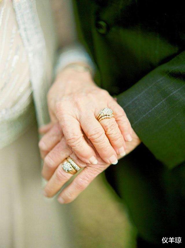 『』为什么老年夫妻，通常都是男的先离世？为了老伴，尽量看看！