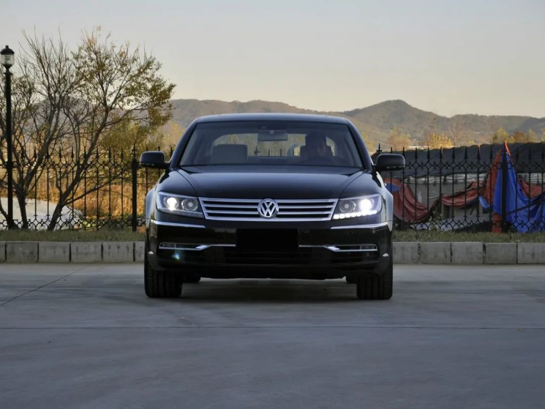 大众辉腾|香港现身挂“1”号车牌的帕萨特，网友：你家帕萨特270万吗？