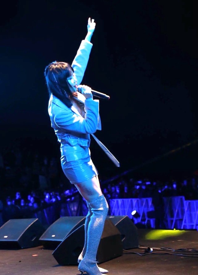 黄龄|歌手黄龄摔下舞台，爬起来继续演唱，腿部大面积淤青，哭着向观众道歉