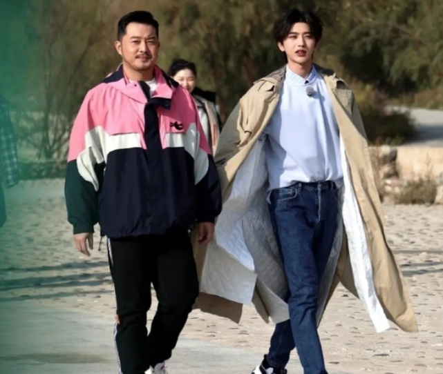 成毅|《奔跑吧》录制成毅情愿全程抱外套，也不愿被指和蔡徐坤撞衫，好辛苦