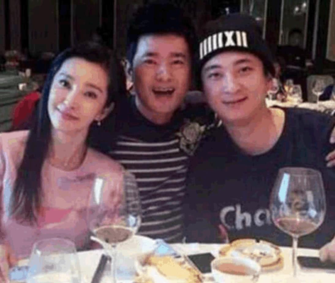 王思聪天不怕地不怕的二郎腿,妈妈面前也不收敛,和他同框却像乖宝宝