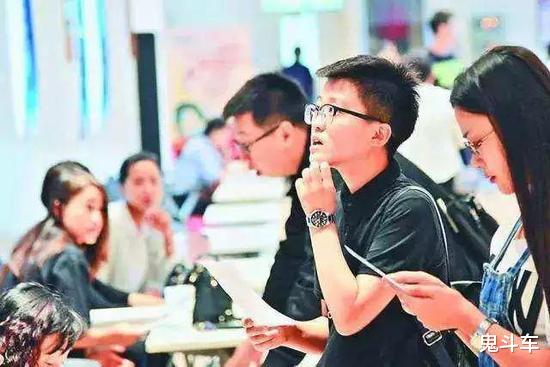 新车▲大学毕业拥有这几款车 不超5万月油耗500元 网友：赢家