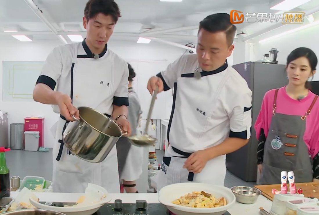 厨师|林大厨三次炸锅还坚持用砂锅，救场方式引热议：不愧是国宴厨师