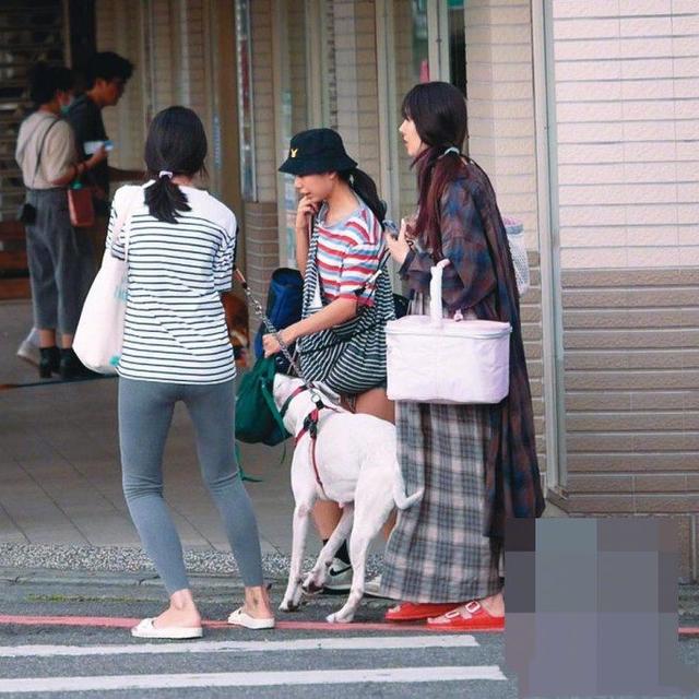 【郭碧婷】向太晒郭碧婷孕肚照！拍照特意用围巾遮肚子，向佐穿裙子意外好看