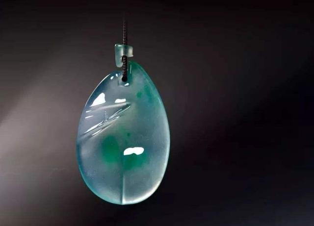 翡翠▲看翡翠怎么用手电筒，判断翡翠的品质和如何的检查瑕疵