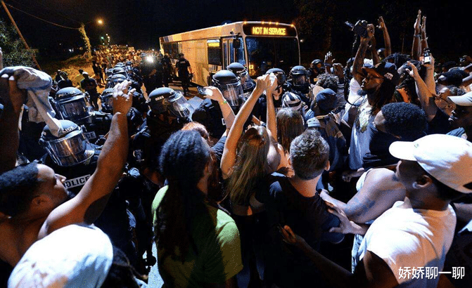 #警察#美国男子凌晨冲进警察局，开火扫射足足数分钟，副警长被当场爆头