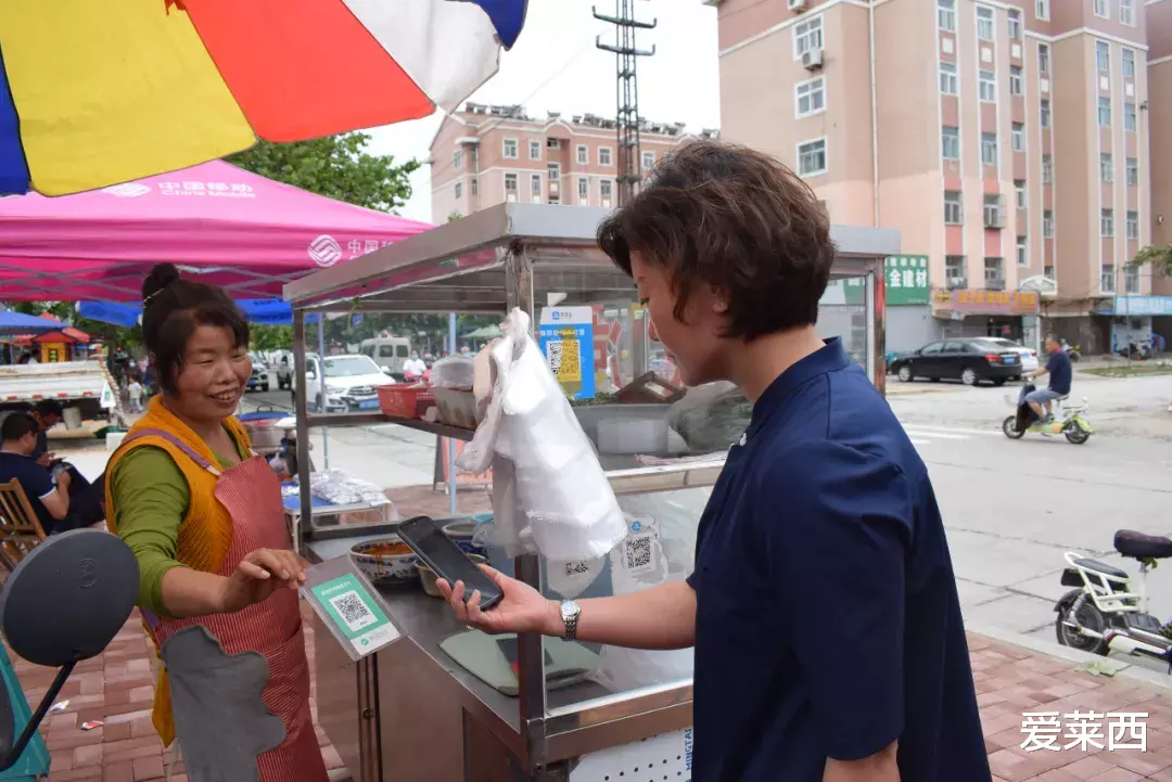 「莱西」莱西大姐摆摊卖凉皮，一天挣一千多，坚持出摊16年之久