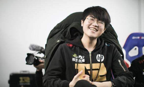 卢崛|乐言将被终身禁赛？职业选手峡谷之巅卡BUG，一枪秒大龙