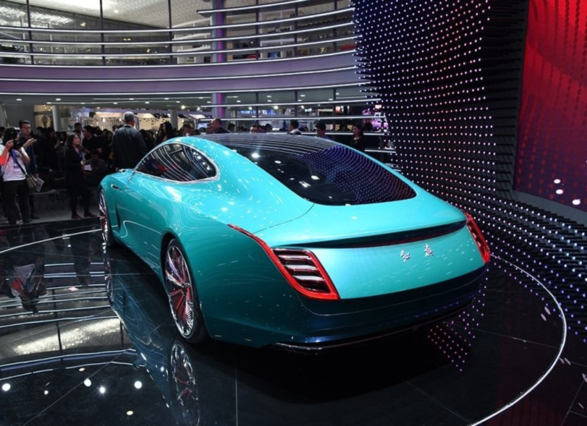 『红旗』红旗又赢了！新车“换标”比迈巴赫漂亮10倍，40万起开出100万面子