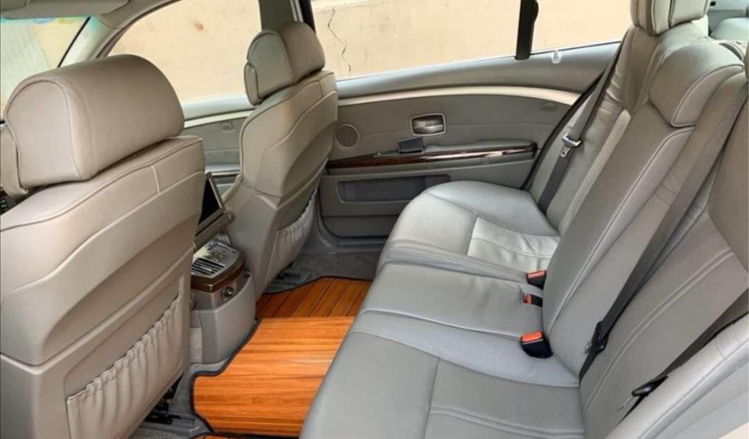 「宝马750」小哥买了辆14年前的宝马750Li,全款7万元,直言很符合自己的身价