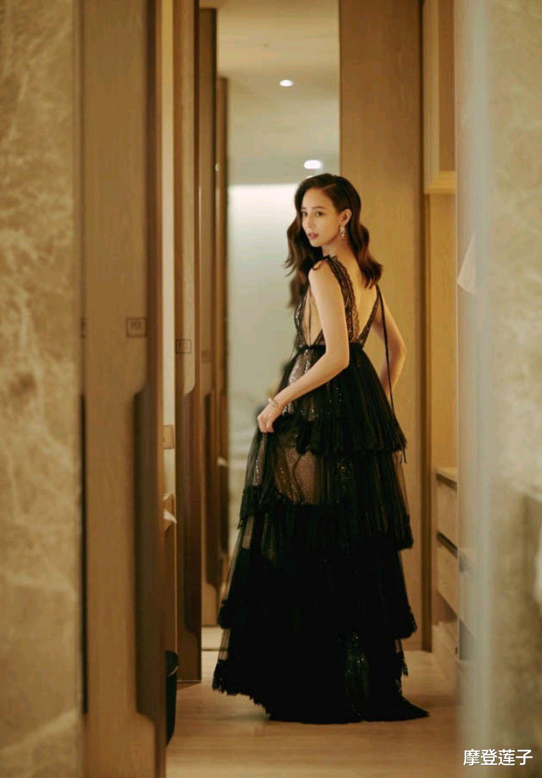 连衣裙@张钧甯高调亮相！身穿一袭前后都是深V设计黑色连衣裙，这气质绝了