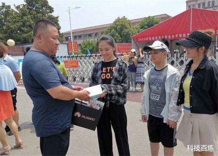 华为荣耀|高考刚结束，学生就挤爆了手机店，柜员却说：不要购买荣耀手机？