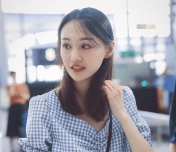 「郑爽」郑爽上万大衣只卖200元,备注让粉丝犹豫了,网友:我也不敢买啊