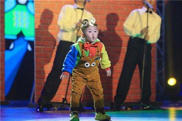 春晚|3岁走红5岁上春晚，年赚百万养活一家人，如今9岁父母却很后悔