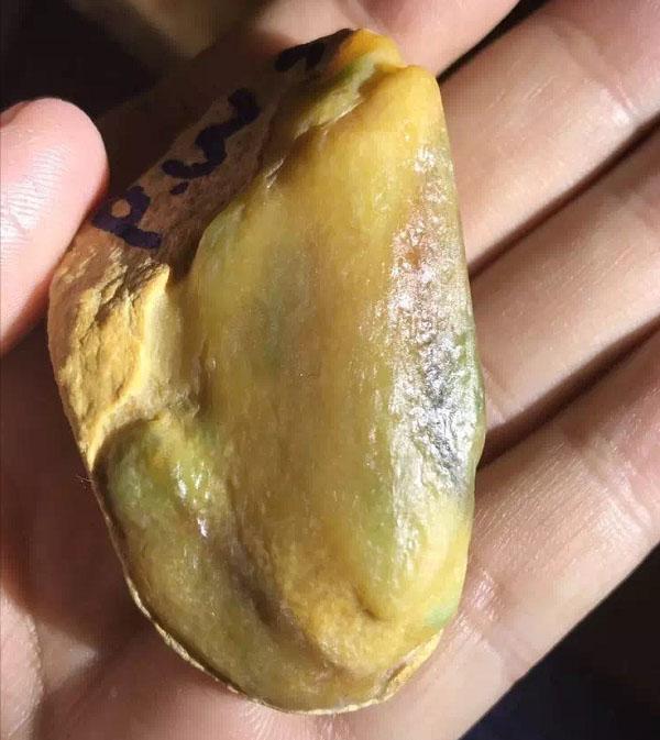 雕刻|已被挖空的大马坎敞口翡翠原石，为什么这么受雕刻大师所喜爱呢？