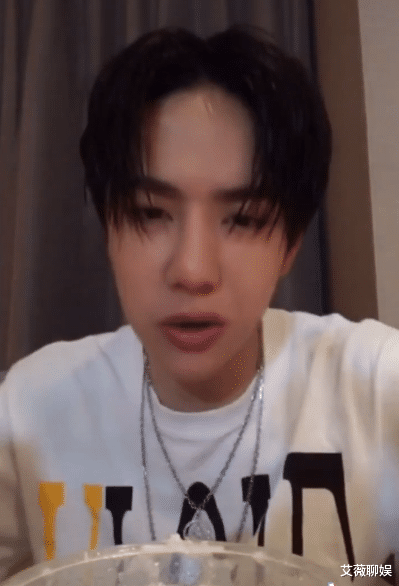 #王一博#难怪王一博这么瘦，看到他直播时吃粥的方法，会胖才是“见鬼”了