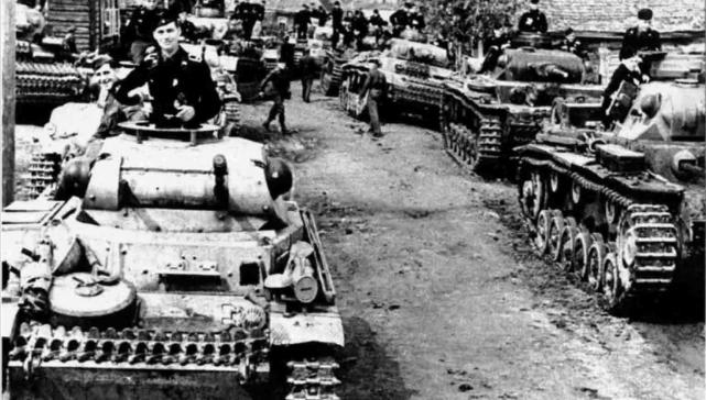 飞行员|飞行员跳伞逃生，被挂树上70多年，被发现时已和树干“合二为一”