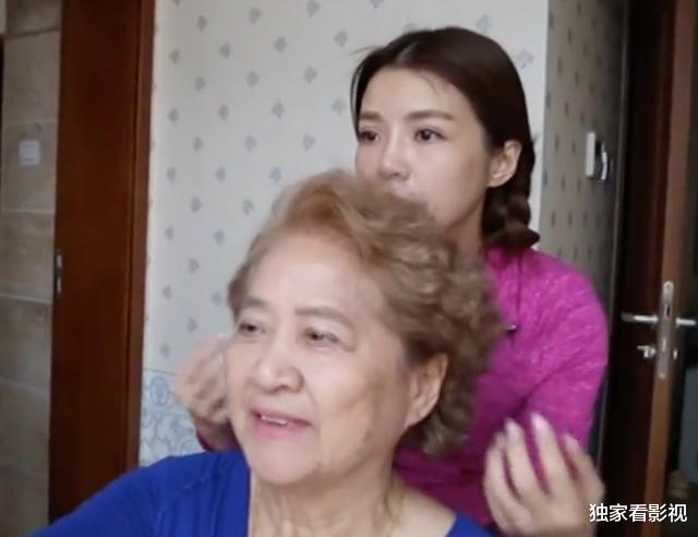 「朱迅」朱迅被亲妈伤害后，却成了模范儿媳：吃婆婆剩饭，伺候瘫痪的公公