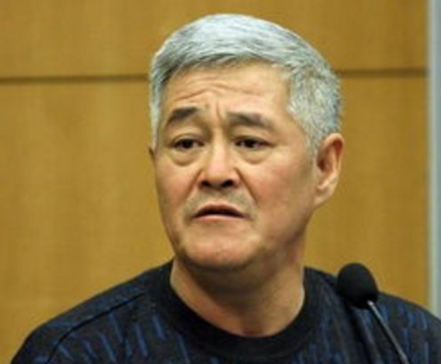 肖战|他曾捧红赵本山，现在却和赵本山反目成仇，圈中对头太多