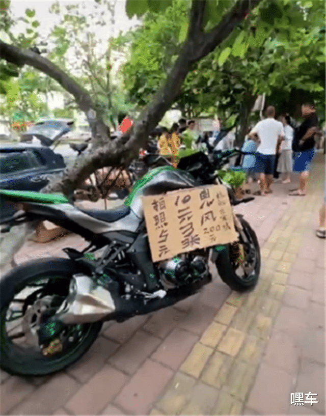 川崎■摩托车也来摆摊，这次是台19万川崎，车主现场写“兜风200”