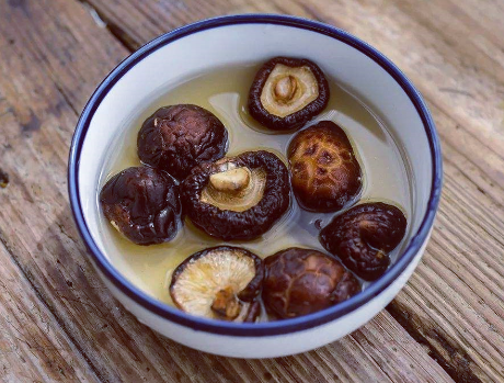 三伏天|广式姜酒鸡，不用一滴水就能做，祛风活血还滋补，三伏天吃正合适