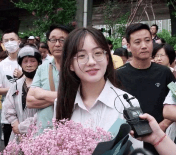女孩|高考场外的女孩,执花侯友,见到所等的考生:对不起,打扰了