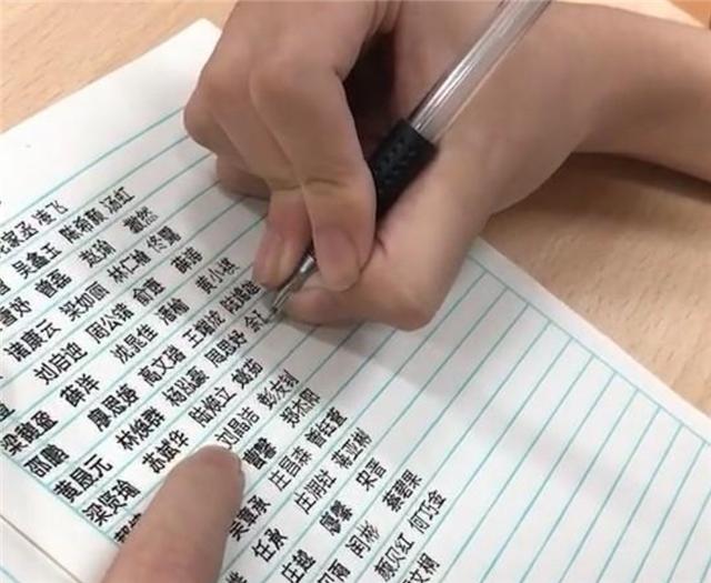 「正能量」16岁自闭症男孩手写“印刷体”，字体如同印刷机，获得700万点赞