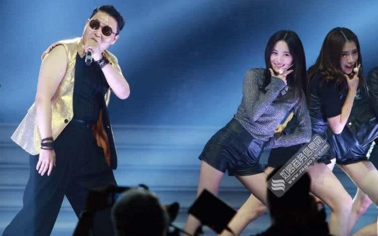 演唱会|歌手开过最尴尬的演唱会：用黑布把座位给遮住，充当观众！