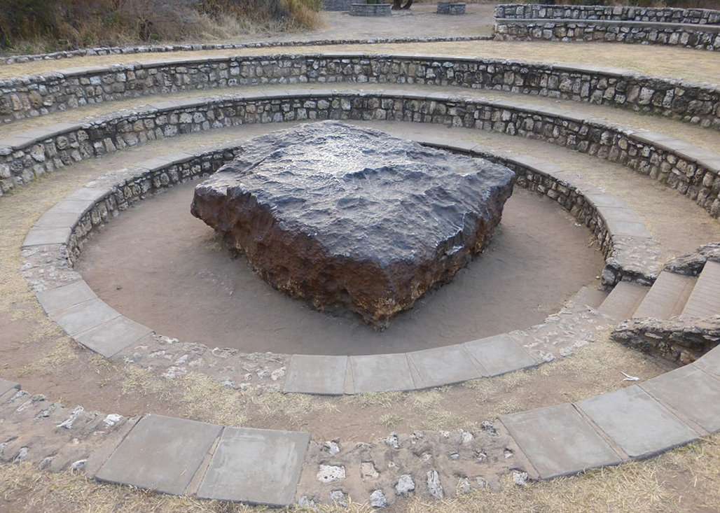 陨石：印度天空传来一阵巨响，掉下一块不明金属，科学家捏了把冷汗
