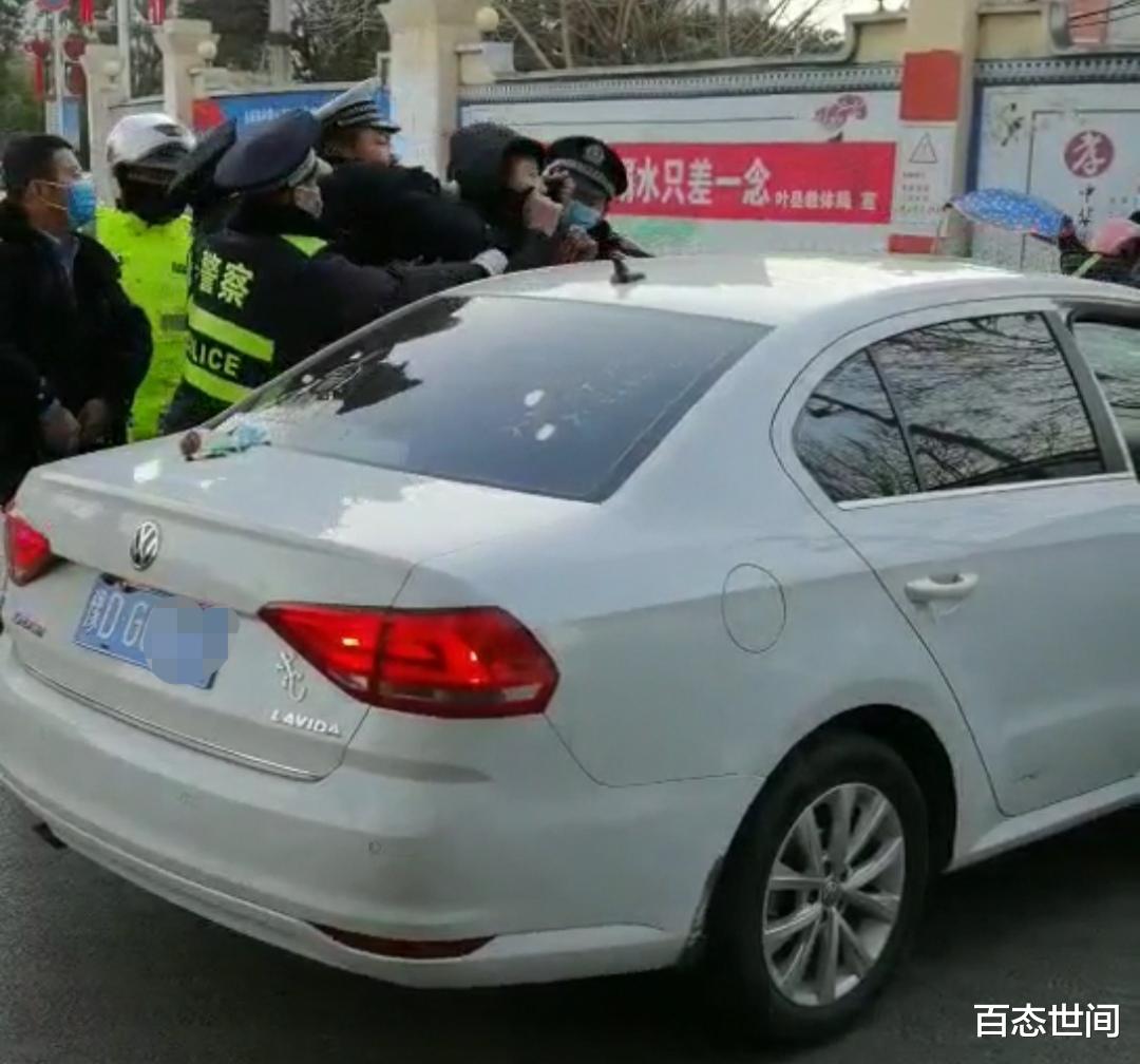 百态世间 平顶山一男子酒驾冲撞县政府大门，顶着大门一路前冲，非常惊险