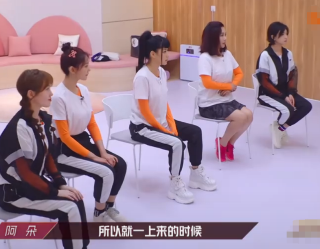 宁静|宁静不愿穿《浪姐》团服，偏要穿自己的，坐下那刻，坐姿太辛苦了