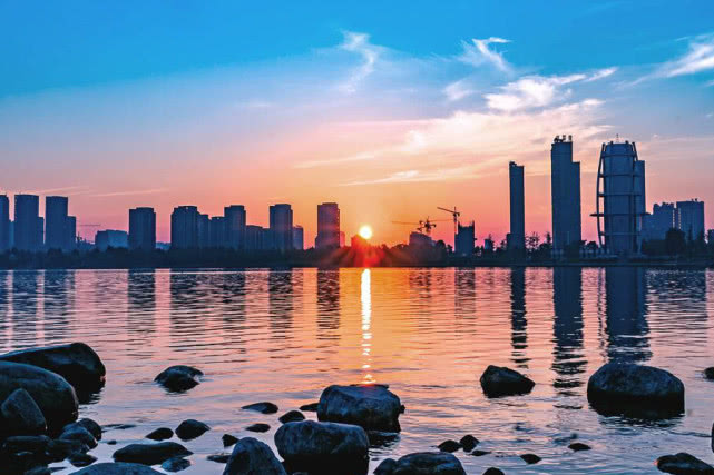 「生肖」农历闰四月，贵人开始变多，生意事业更顺，升官发大财的3个属相