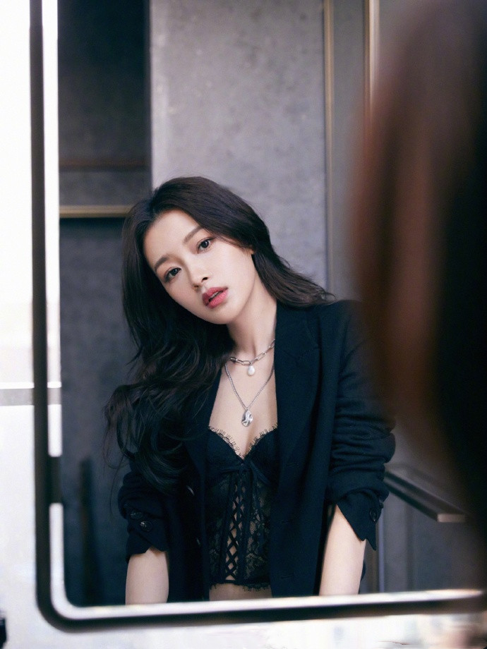 西装|辣妈孙怡出席活动，穿西装内搭抹胸够大胆，裤腿粗如水桶走路拉风