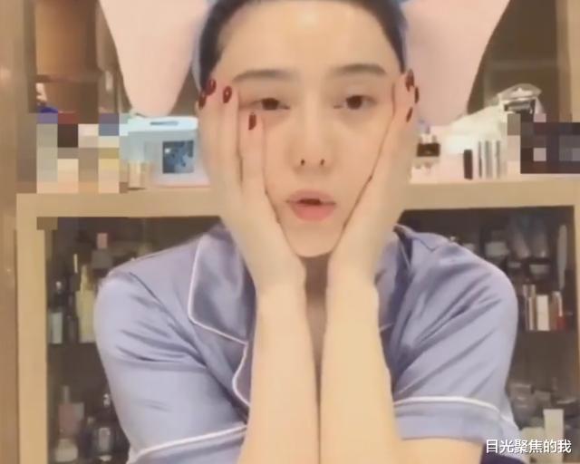 『护肤』范冰冰梳妆台前护肤，却被身后化妆柜抢镜，有钱人的乐趣我不懂