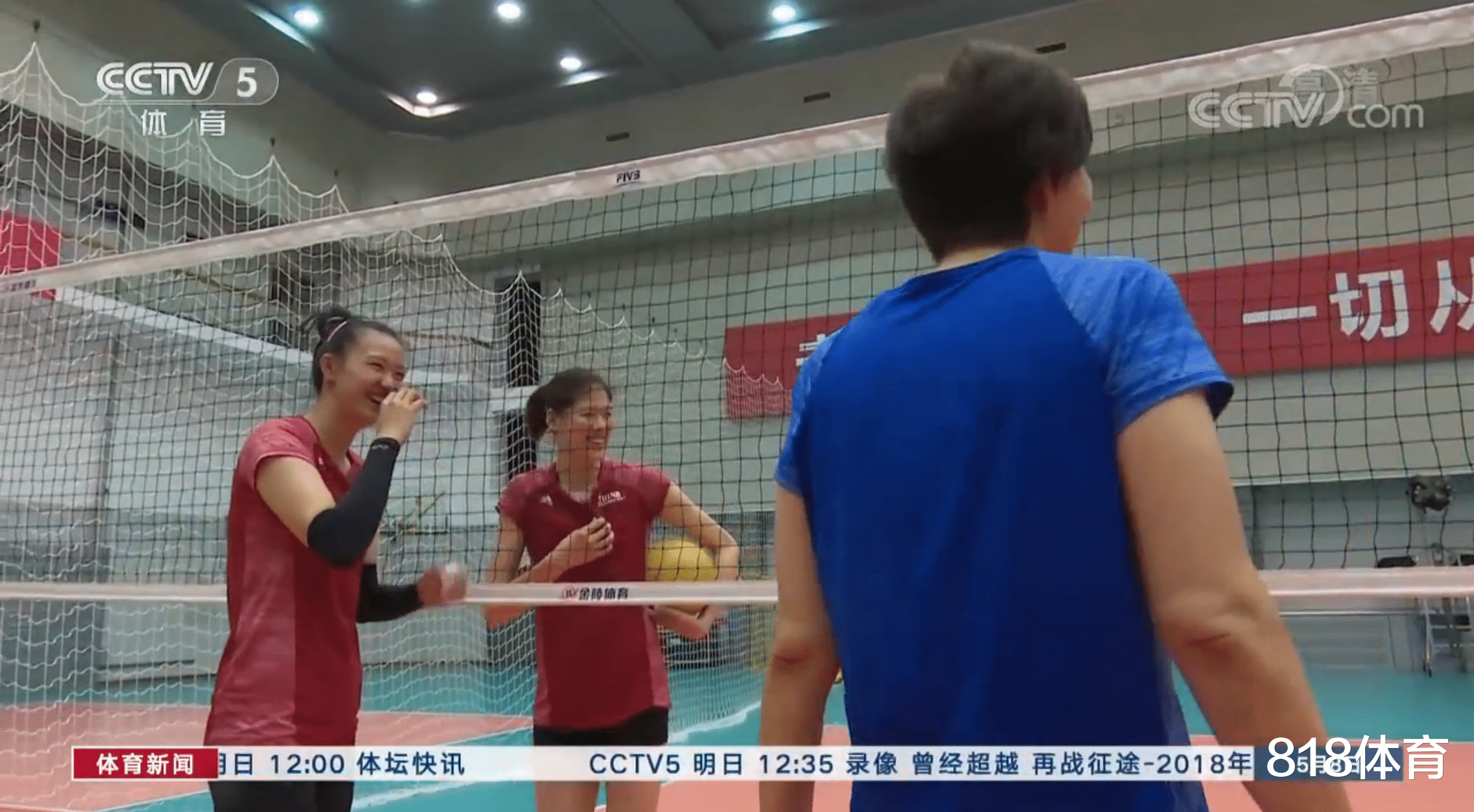 『郎平』60岁郎平戴护腰督战女排!委婉批评李盈莹,和张常宁开玩笑调节气氛
