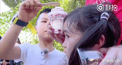 「刘嘉玲」刘嘉玲大摆宴席正式认胡军儿子为干儿子，林青霞和李亚鹏当证明人