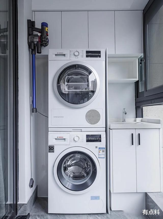 「」不足1㎡的空间能干啥?那用处可太多了,装个柜门比杂物间都好用