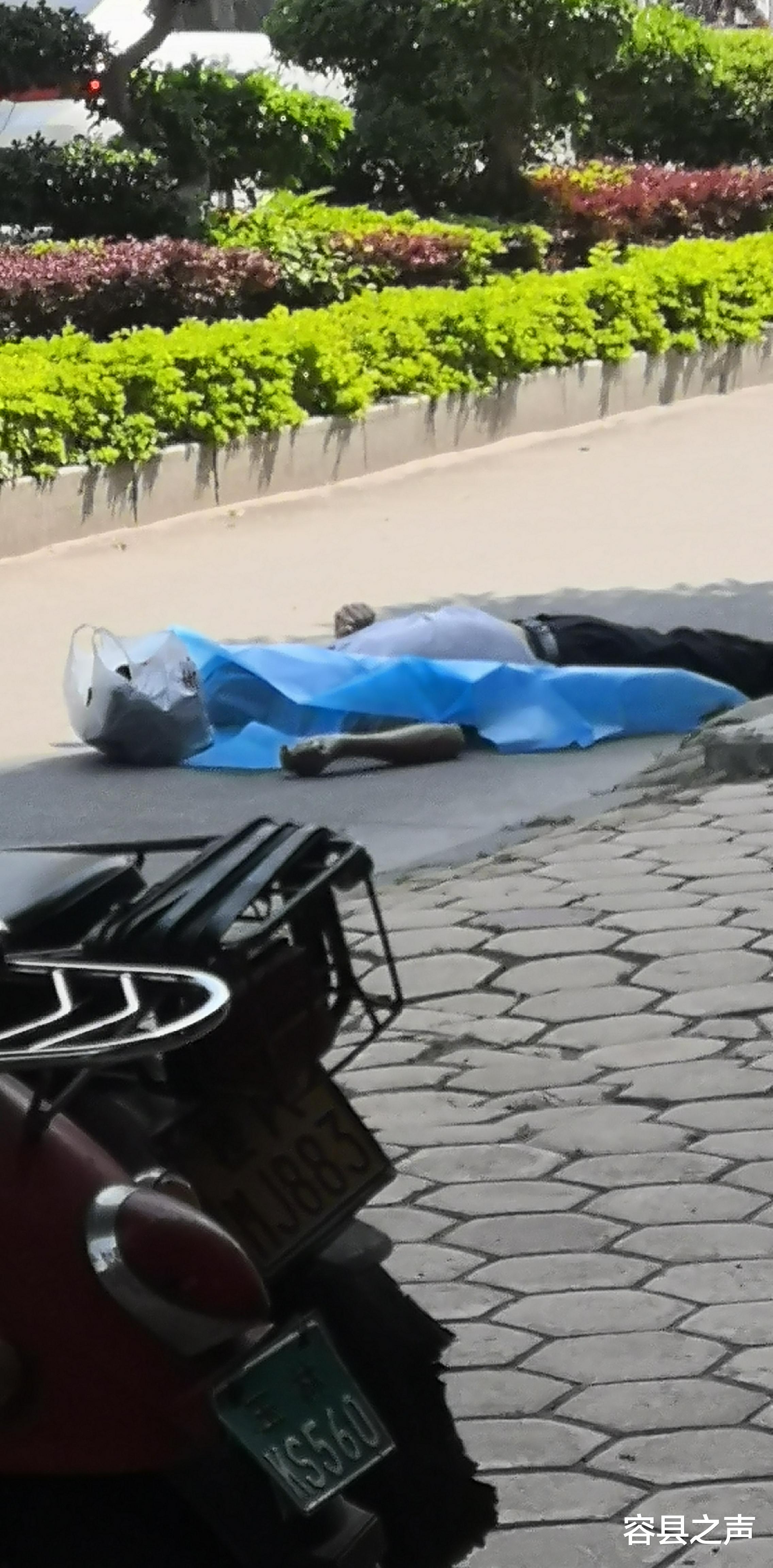 容县之声|广西一男子倒地抢救无效不幸身亡，热心群众为其撑伞！