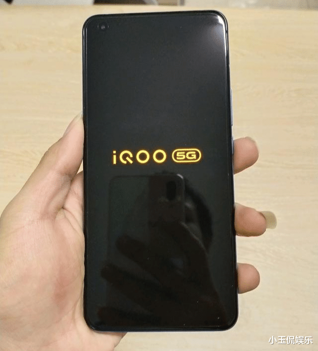 |4000预算，不要曲面屏，iQOO5跟小米10哪个好？