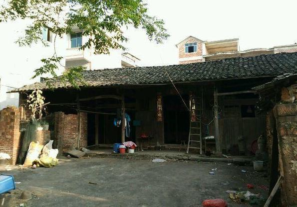 |小伙花15万盖房,盖一半没钱了,直接入住毛胚房,被全村人嘲笑