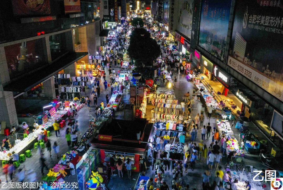 医院：实拍路灯下的谋生者：小夫妻带两个孩子摆摊，一晚挣百余元