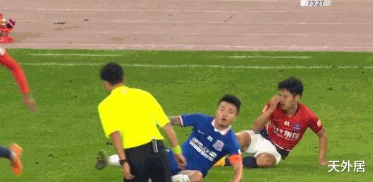 上海申花|直接红牌!申花核心“三字经”骂主裁口型完美,帅不过3秒立马被逐