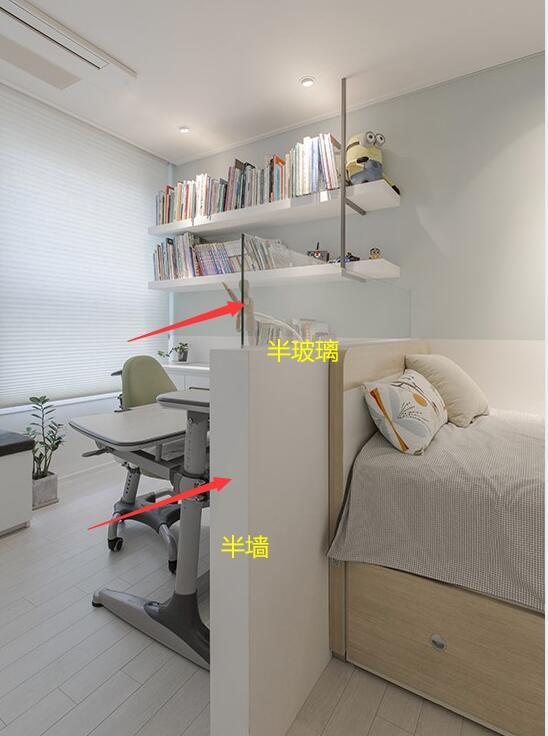 「衣帽间」直到完工才知道媳妇多有眼光，床头做书房，中间隔断半墙半玻璃！