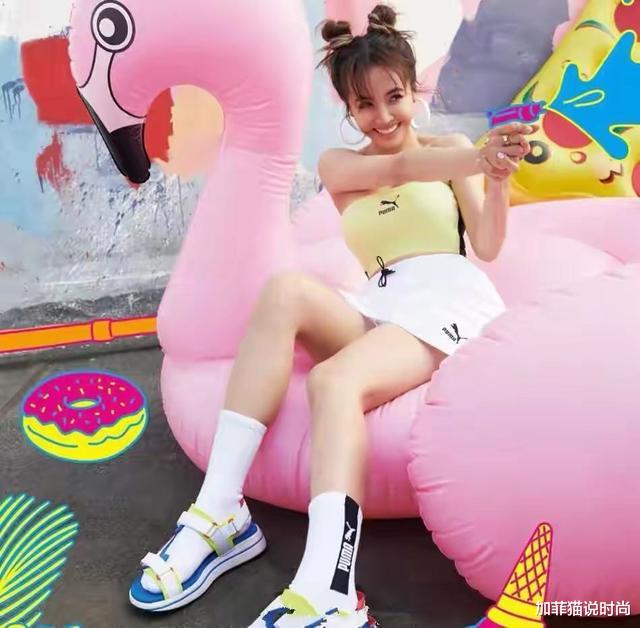 『蔡依林』蔡依林40岁了还不收敛！穿“巴掌大”上衣撑太满，穿短裙还要躺着拍照