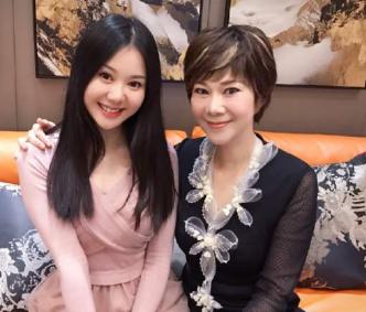 『曹燕华』她曾经是中国乒坛一姐，拿下59块金牌，如今二婚嫁给小鲜肉